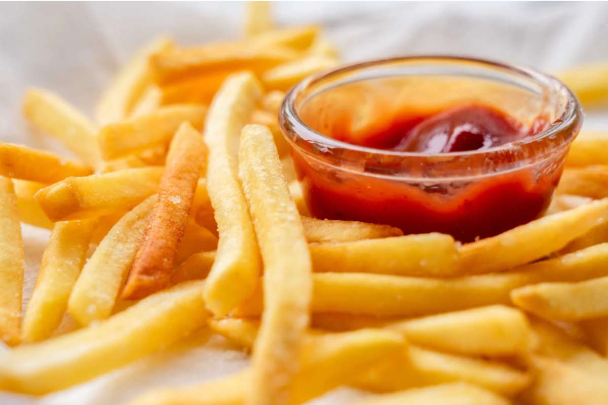 Ketchup, non sta bene solo sulle patatine: lo puoi usare per risolvere un problema comunissimo in casa