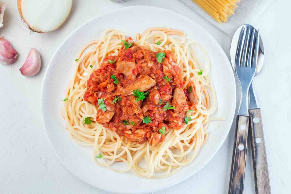 Basta col ragù, meglio il sugo al tonno: facile, leggero e da perdere la testa per la sua bontà