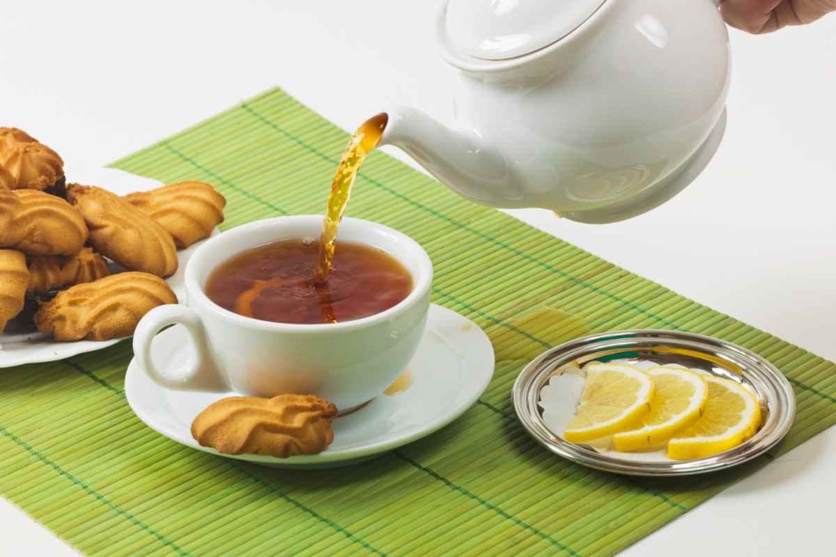 Ti sembrerà di prendere il tè a Buckingham Palace con questi biscotti di pasta frolla: sono irresistibili!