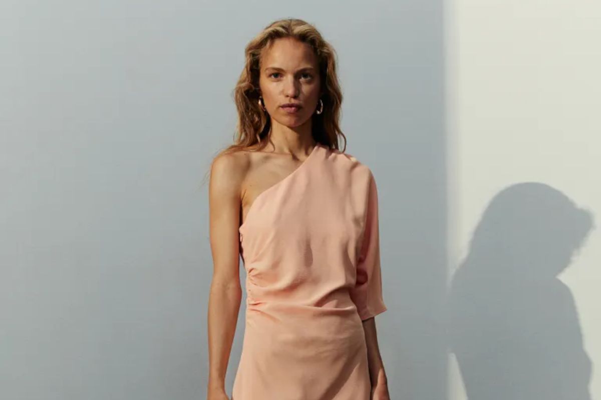 Ragazza con vestito color pesca
