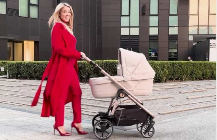 Diletta Leotta look rosso carrozzina bimba