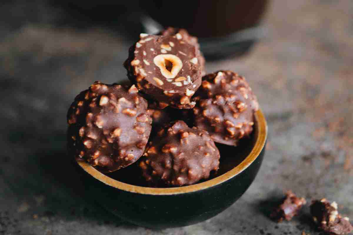 Ferrero Rocher fatti in casa con la ricetta facile, i cioccolatini più buoni degli originali