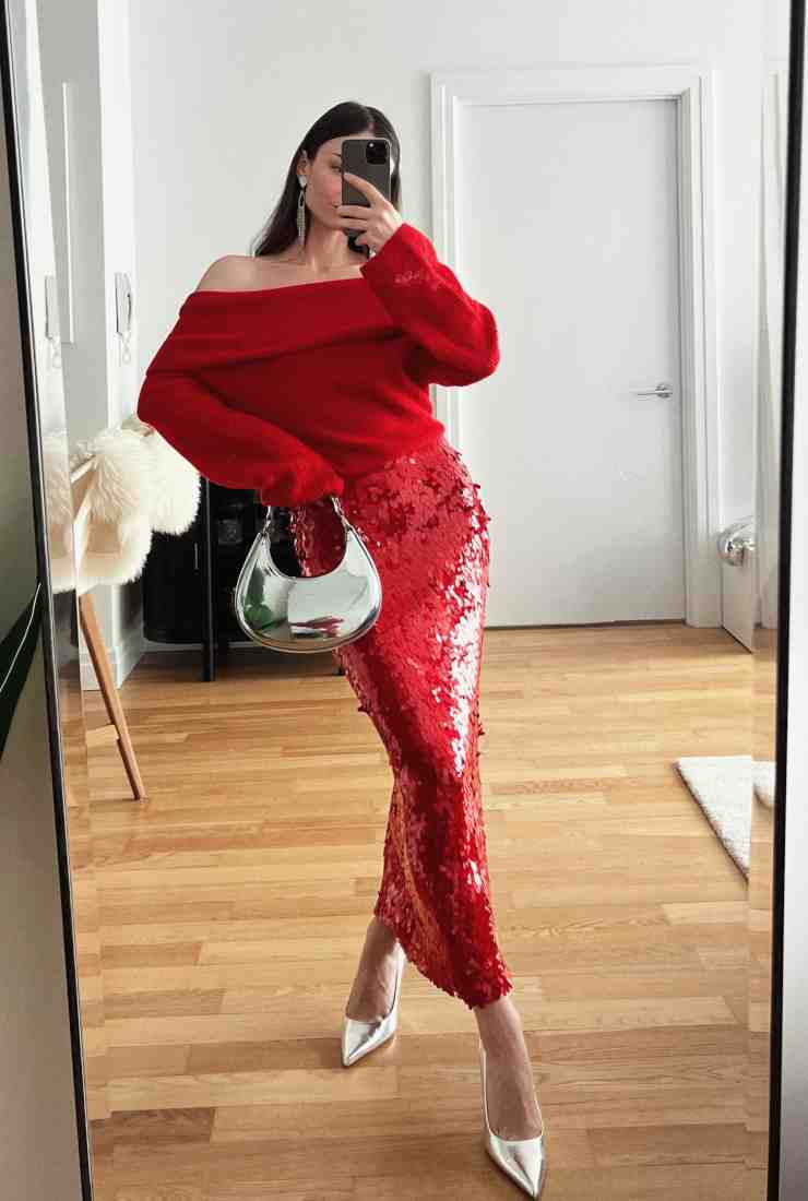 Outfit con gonna di paillettes rossa