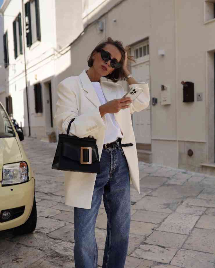 Look casual blazer bianco e jeans