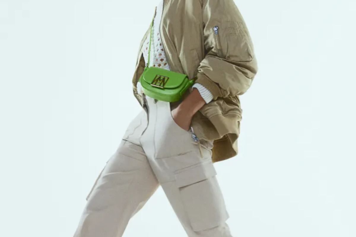 Outfit con pantaloni cargo