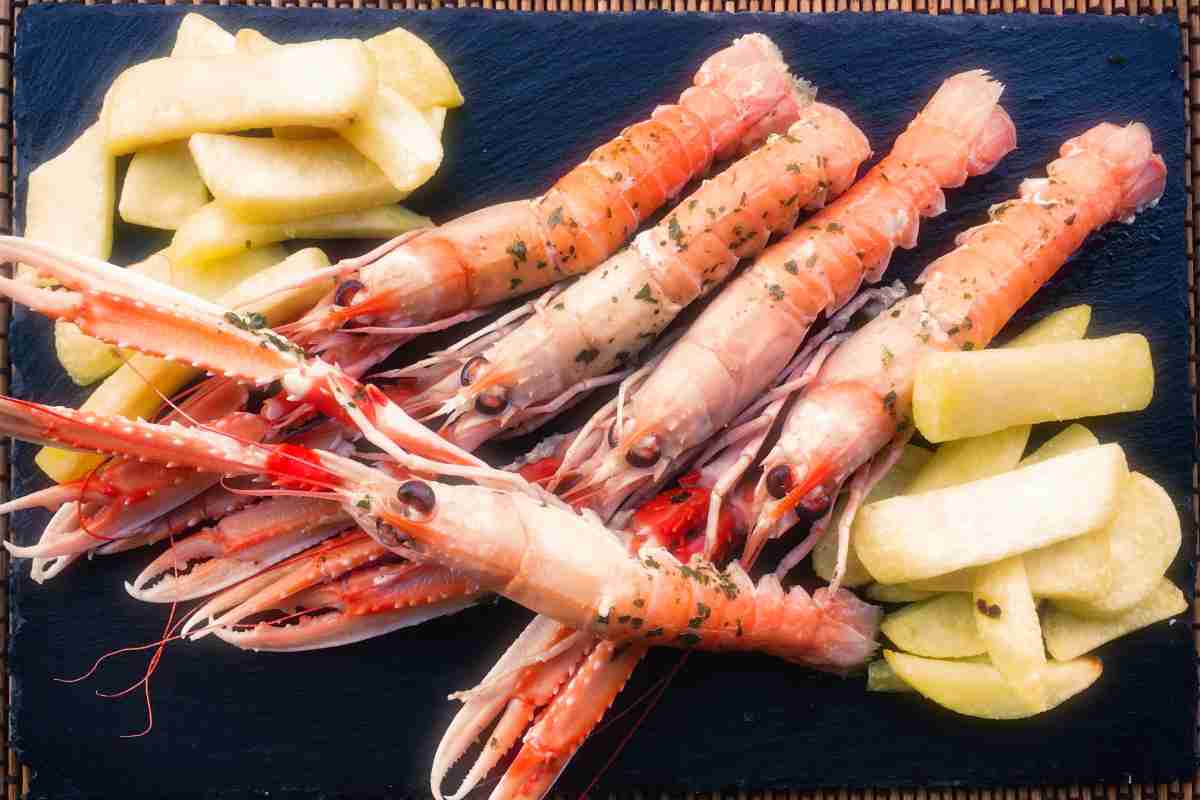 Scampi al forno con patate ricetta 