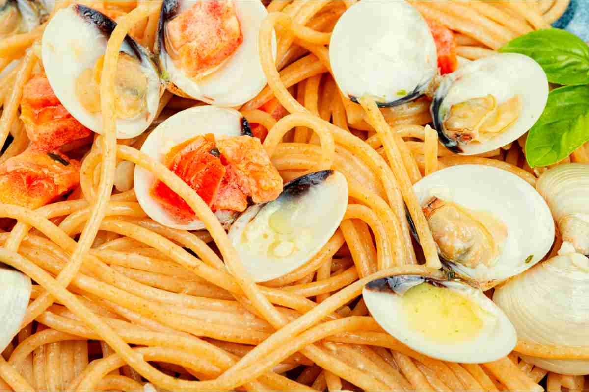Spaghetti con vongole e pomodorini, una ricetta di mare ideale per le feste