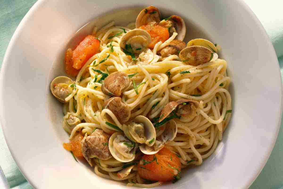 Spaghetti vongole e pomodorini ricetta