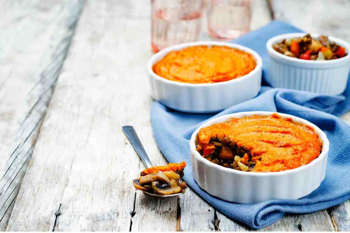 Dal sapore avvolgente ti conquisterà col suo cuore cremosissimo: un tortino così non lo hai ancora provato, preparalo a cena