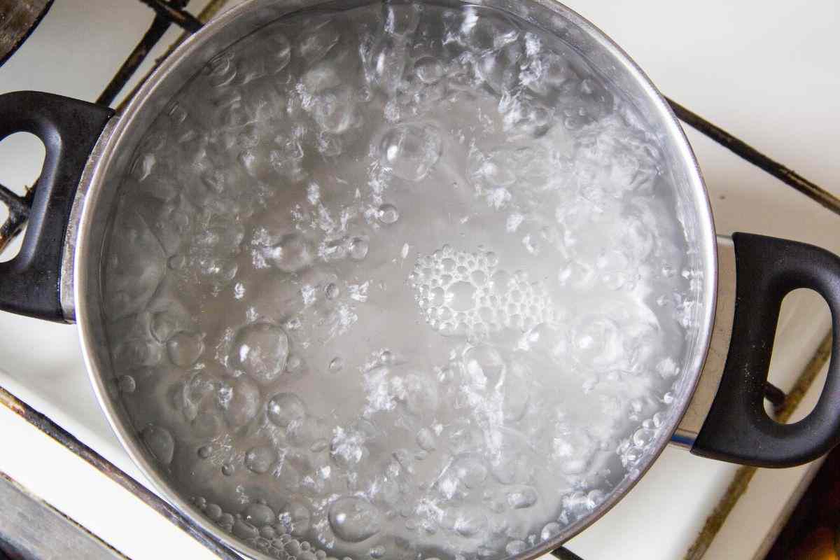 Acqua che bolle, è un pericolo se straborda: ti basta un oggetto che hai in cucina e puoi lasciarla sul fuoco