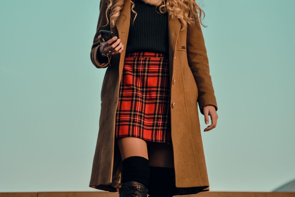 ragazza con gonna tartan