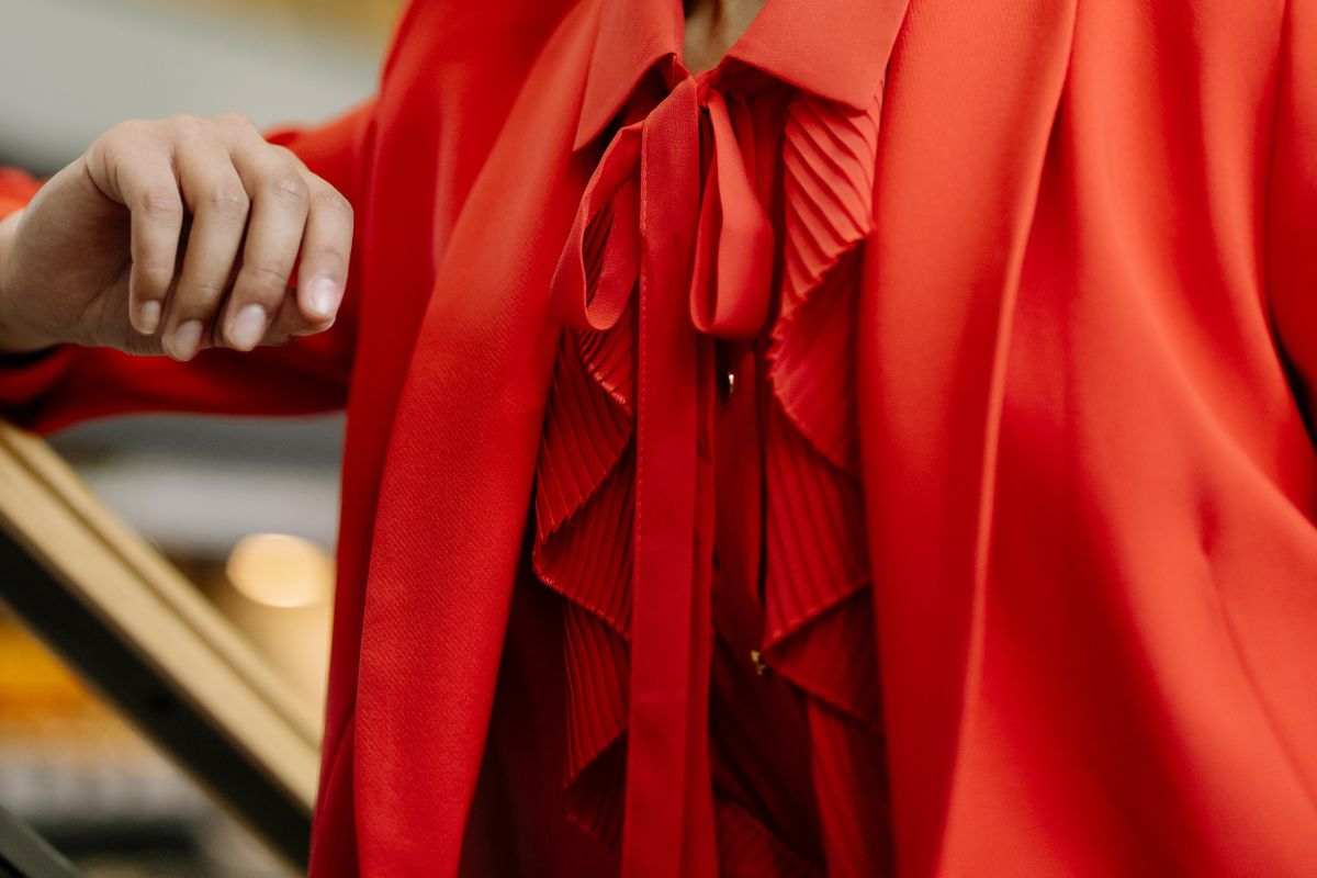 ragazza con outfit rosso