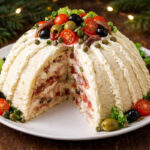 Zuccotto salato appoggiato su tavolo con sfondo natalizio