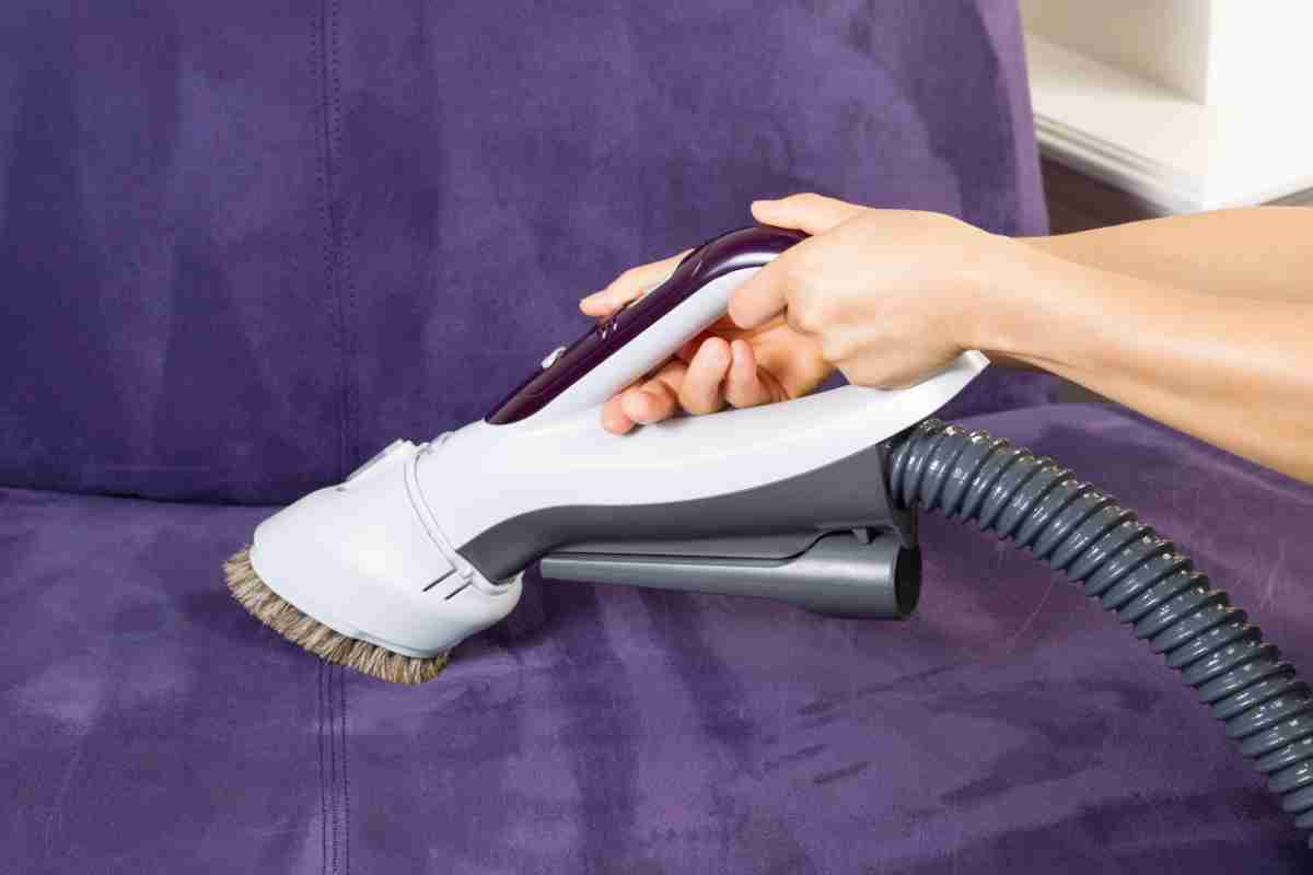 Come pulire il divano in pelle con aspirapolvere 