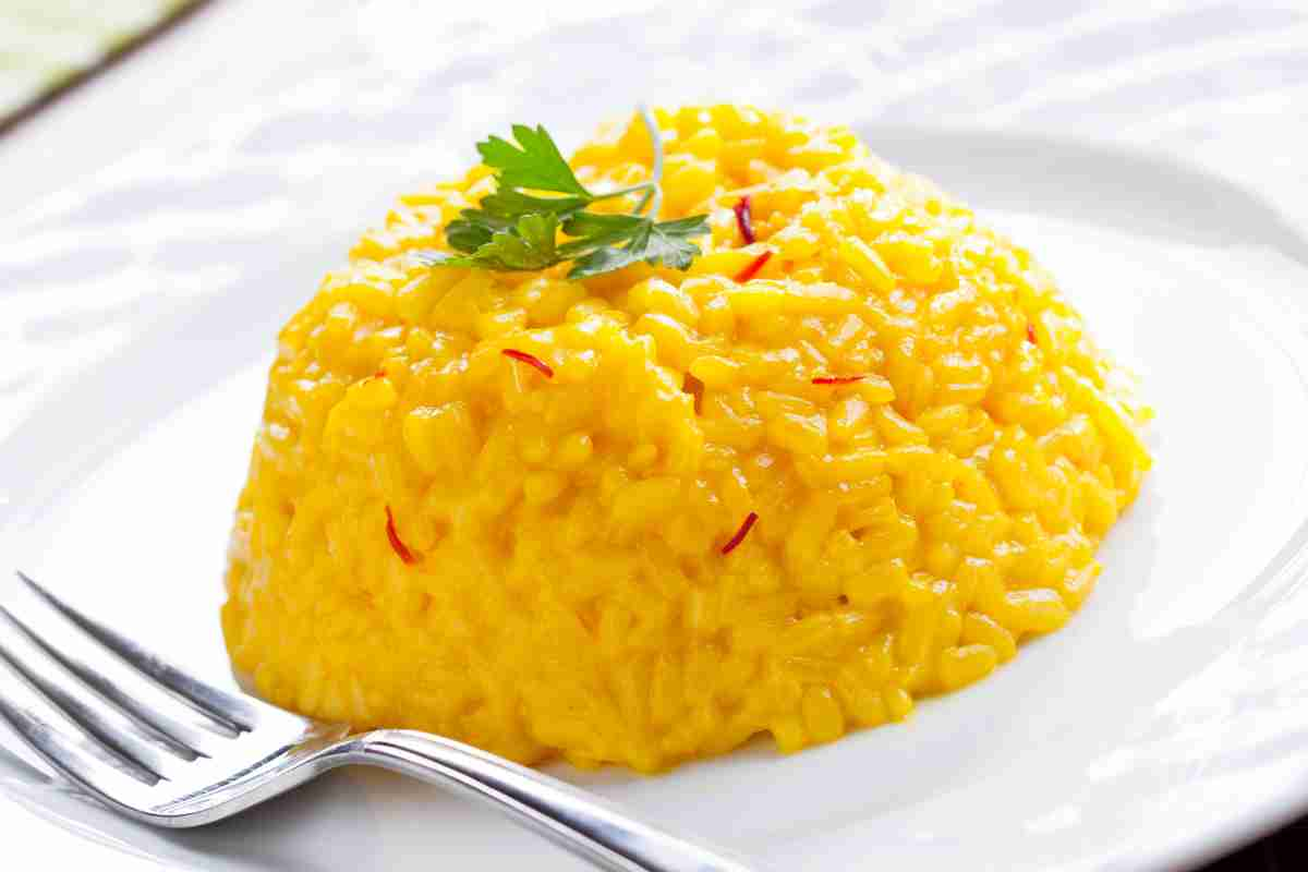 Risotto allo zafferano, ricetta perfetta facilissima con cui conquistare gli ospiti dal palato raffinato