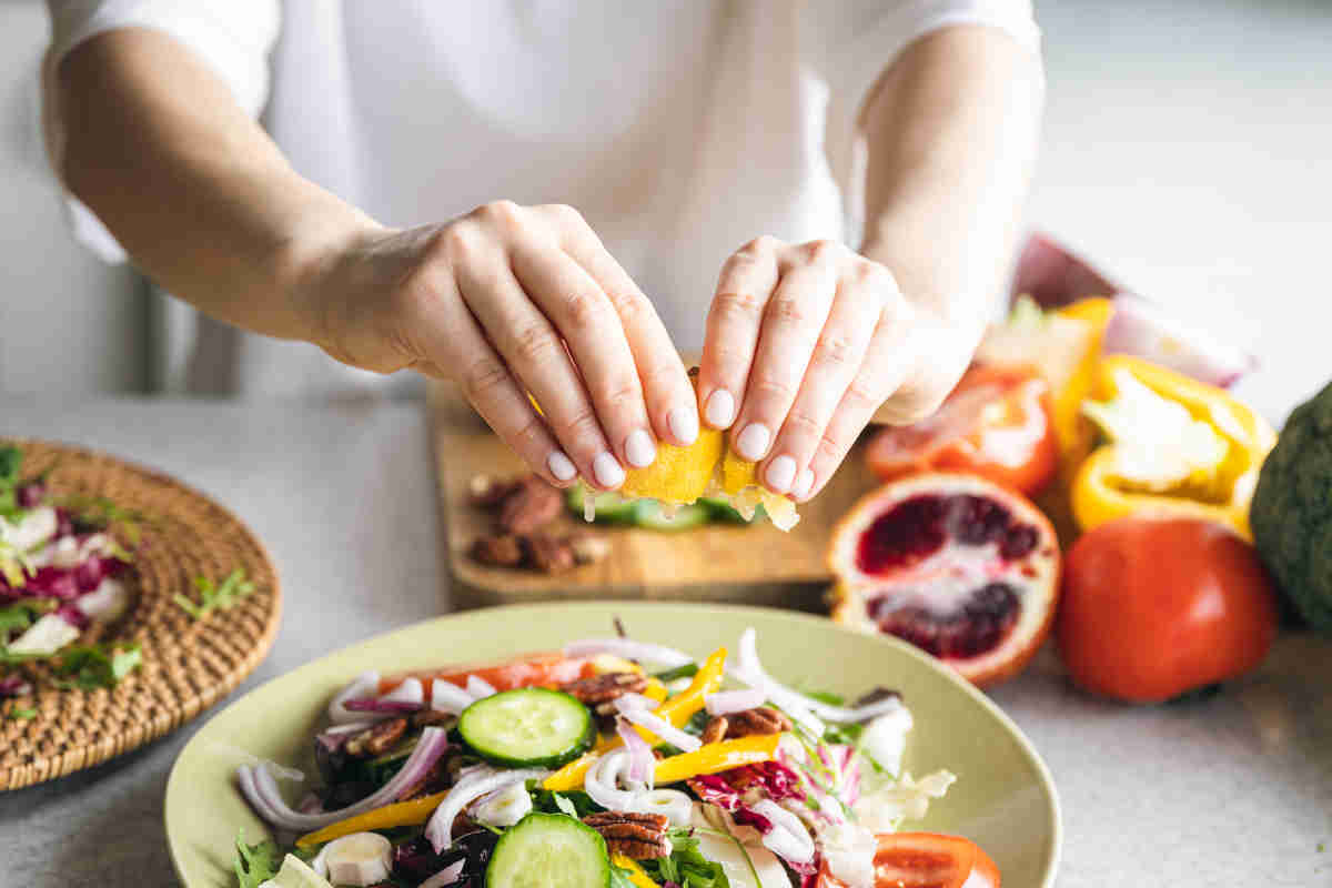 Ragazza che sta mangiando un'insalata
