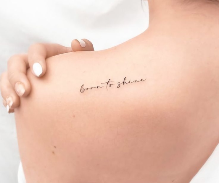 ragazza con tattoo sulla spalla