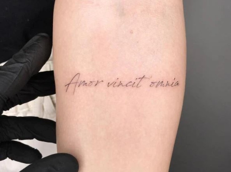 tattoo amor vincit omnia