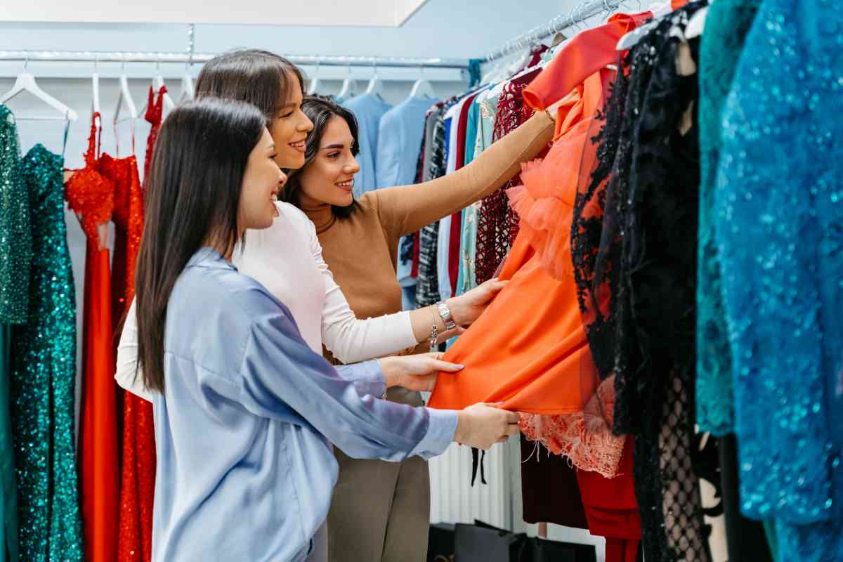 Ragazze che comprano degli abiti colorati alla moda