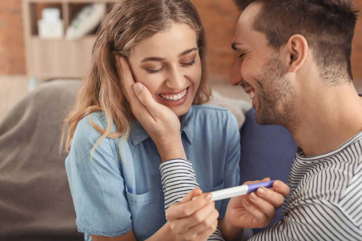 coppia che guarda il test di gravidanza