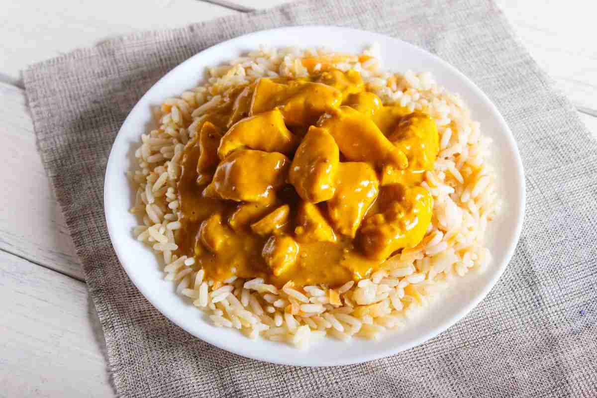 Semplice e veloce, la ricetta del pollo al curry è una vera esplosione di sapori