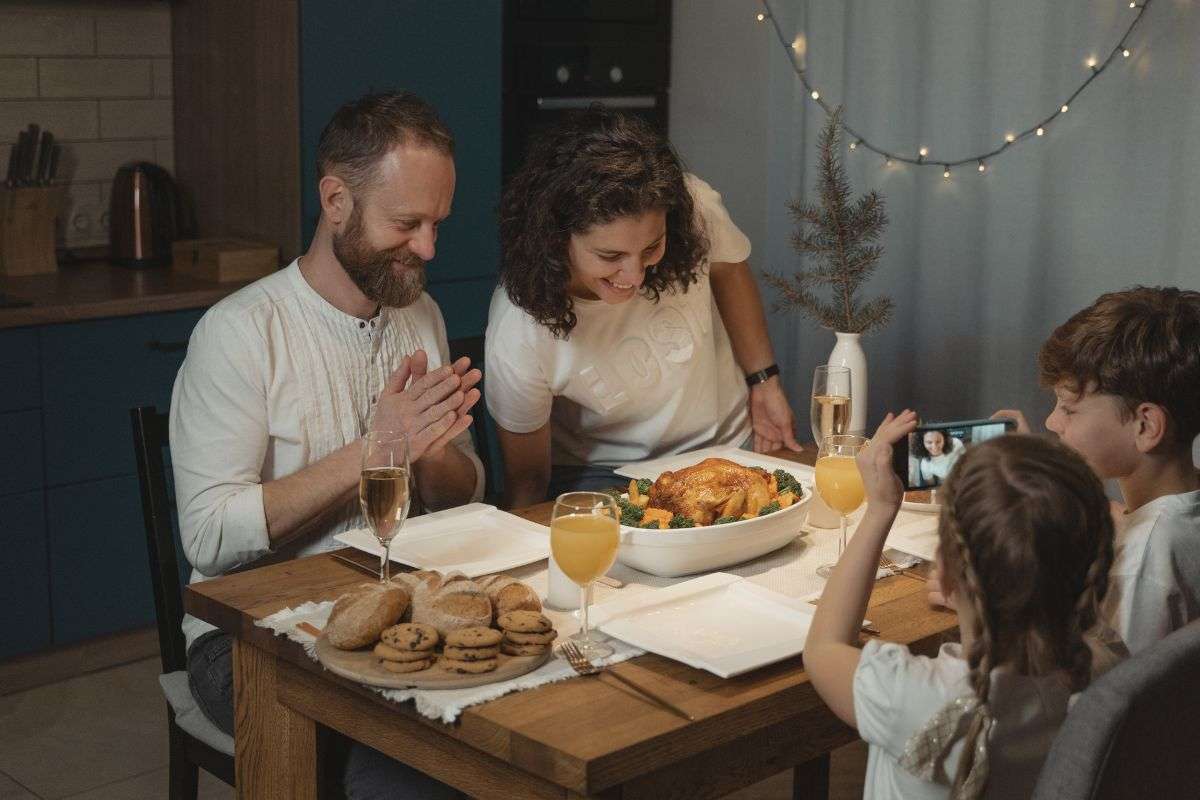 famiglia a tavola