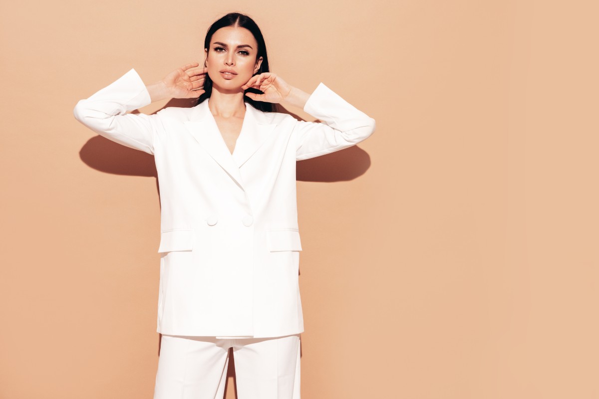 ragazza con tailleur total white
