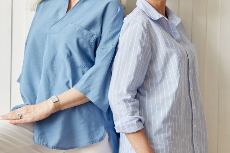 due signore con camicia azzurra