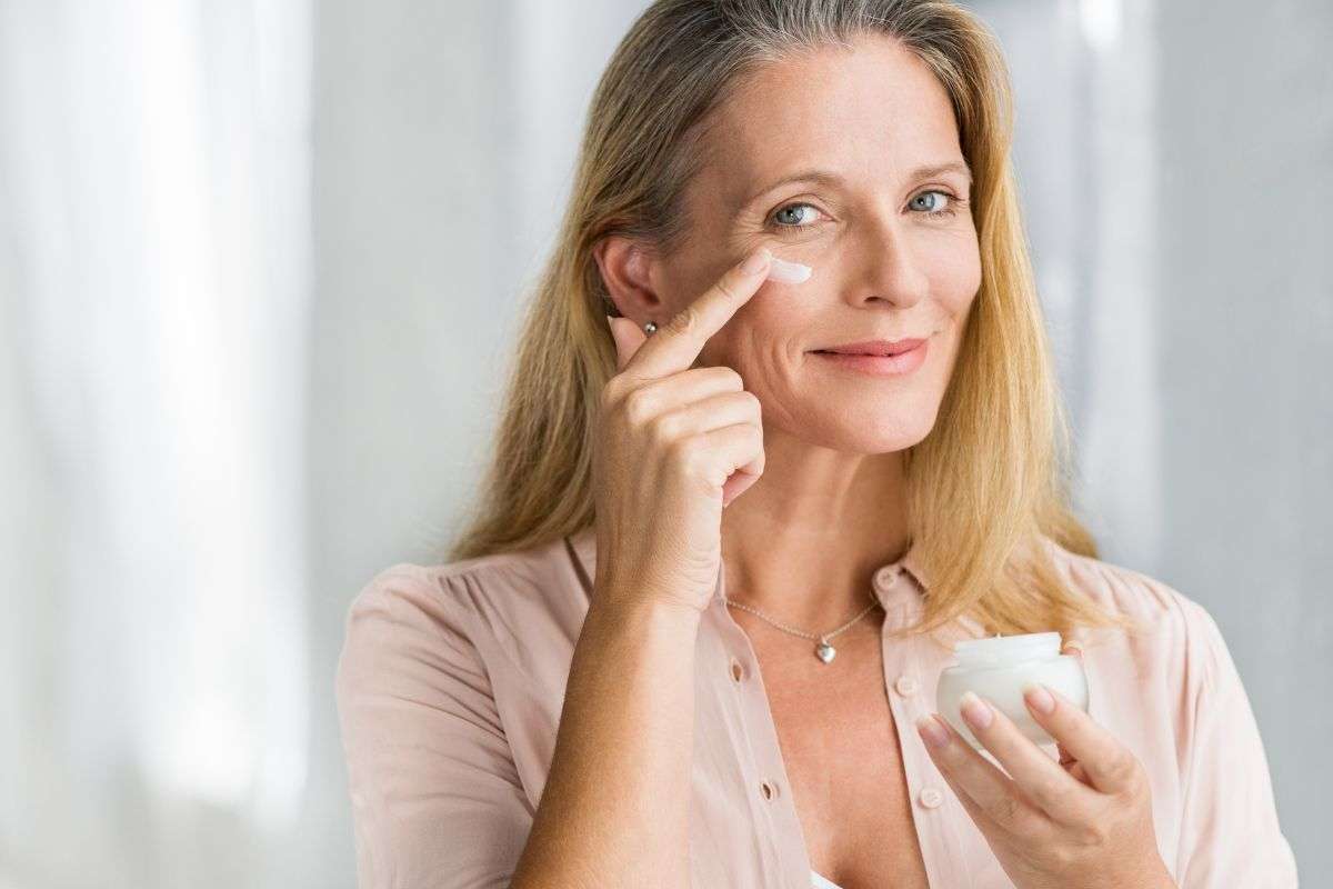 Come prevenire l’invecchiamento della pelle, i consigli da mettere in pratica ogni giorno