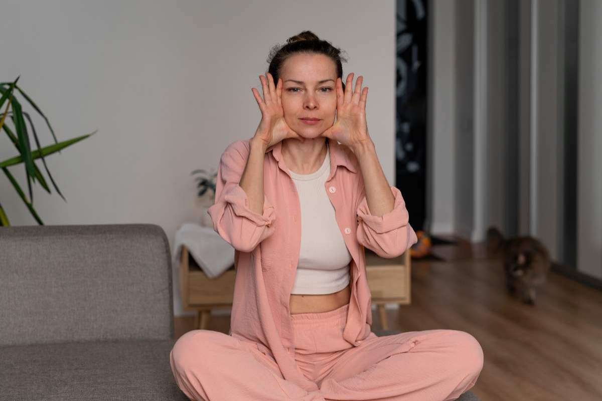 Donna che pratica yoga per il viso