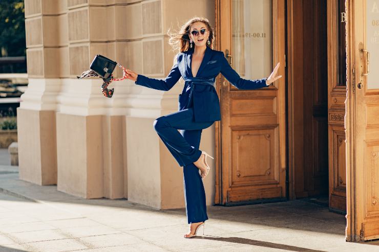 ragazza con tailleur total blu