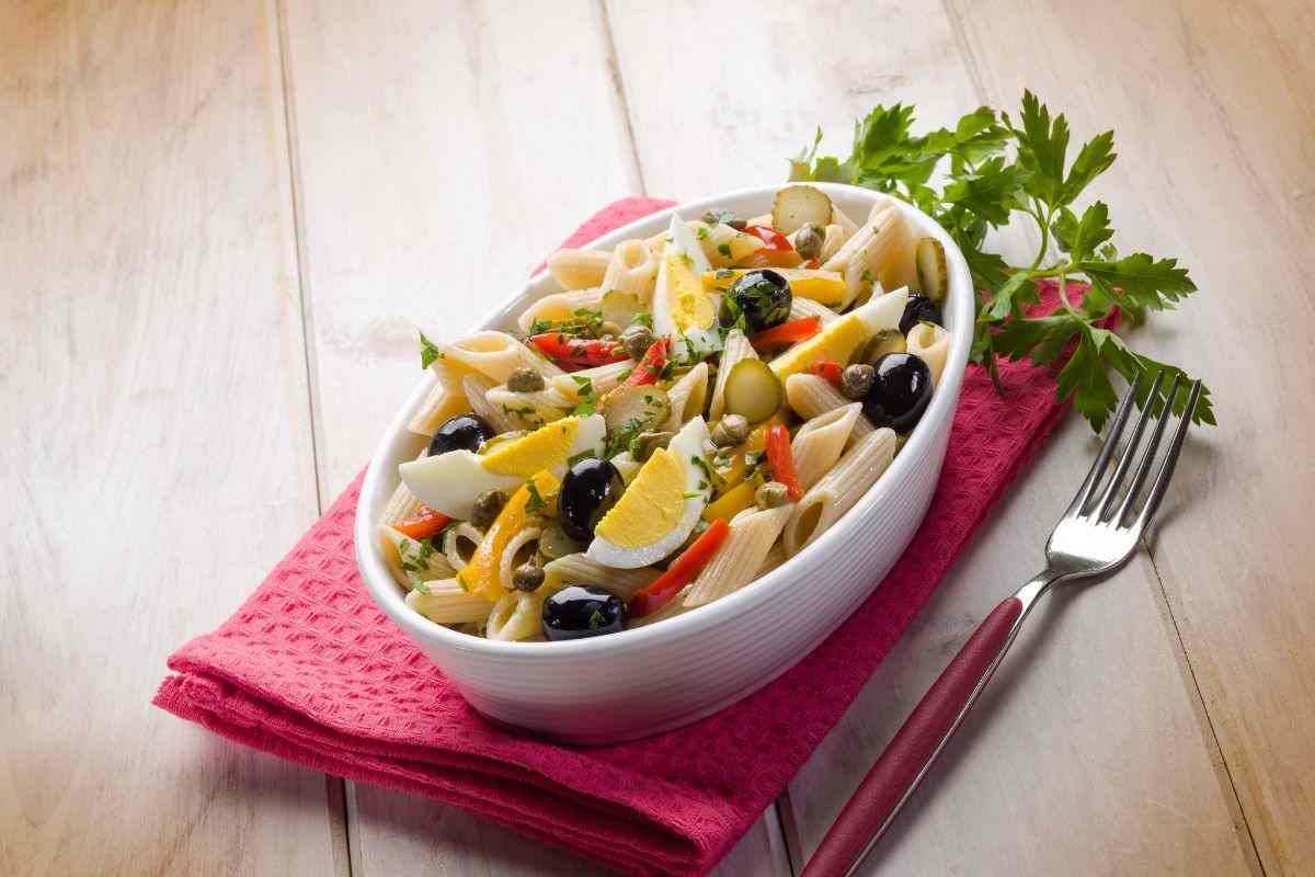 piatto di pasta fredda sul tavolo