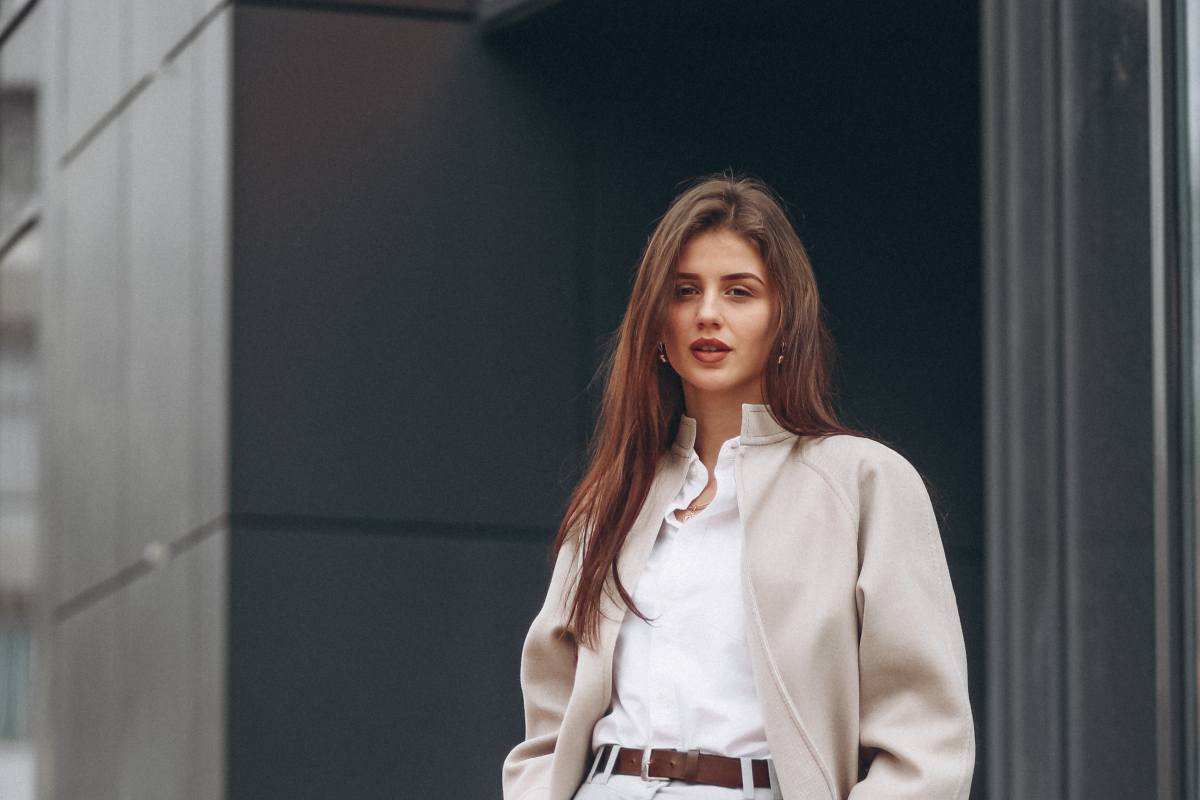 ragazza per strada con indosso una camicia