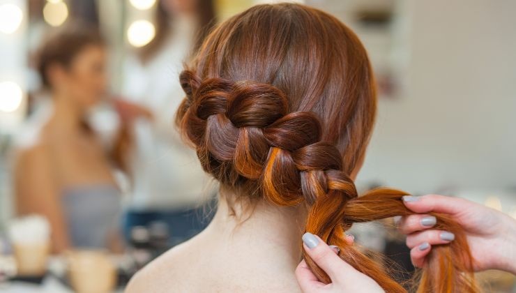 Ragazza con treccia e capelli con sfumature rosse