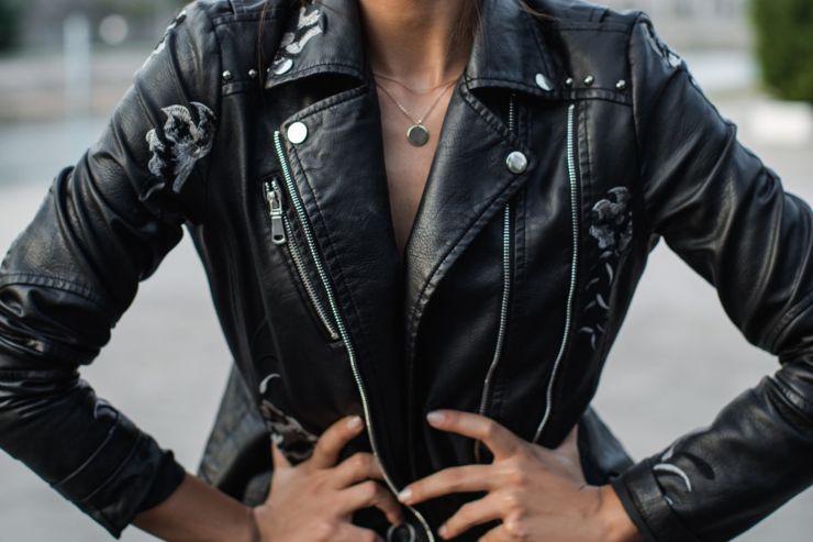 ragazza con giacca nera biker