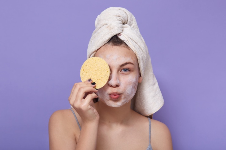 Ragazza che rimuove il make up con dischetto lavabile