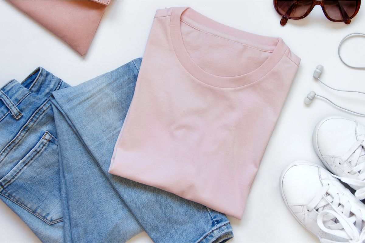 jeans e maglietta rosa