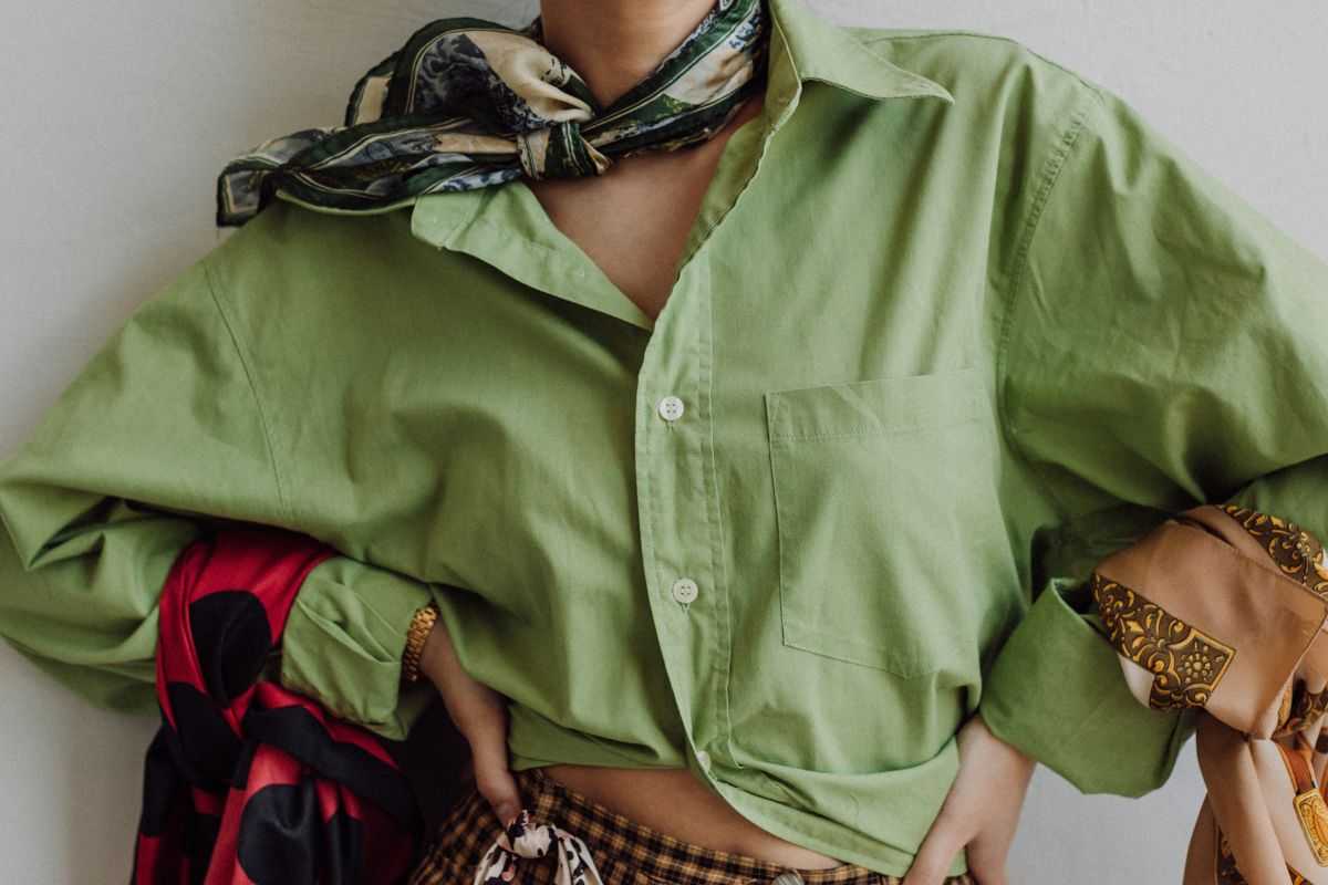 ragazza che indossa una camicia verde e un foulard