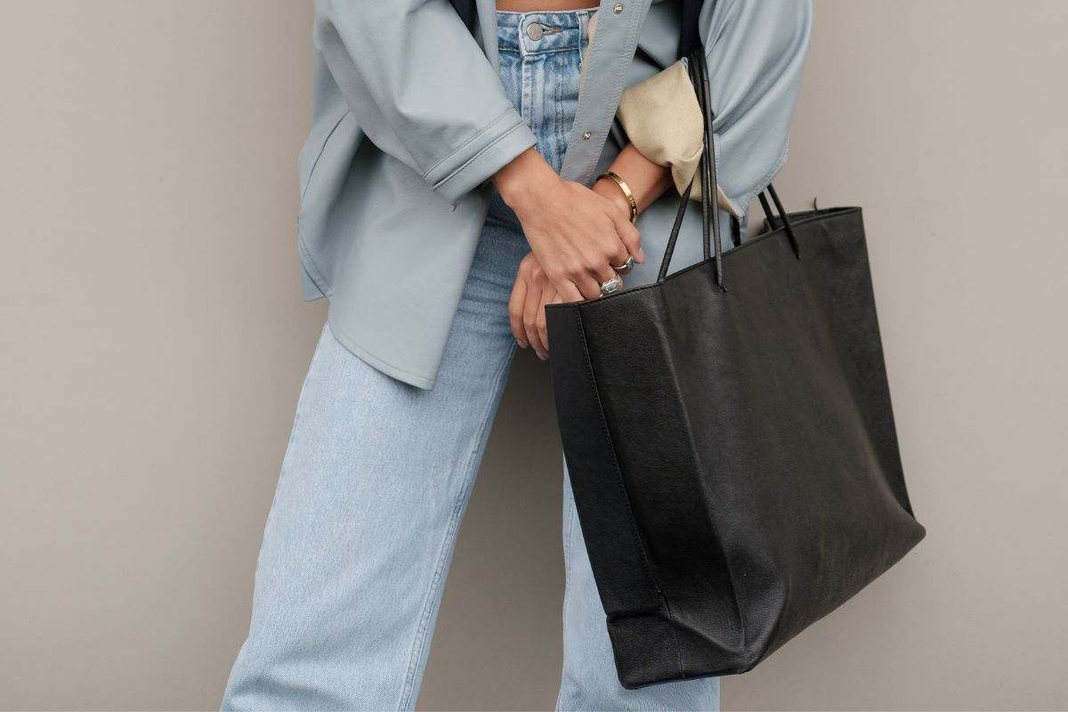 ragazza con jeans, tote bag e giacca