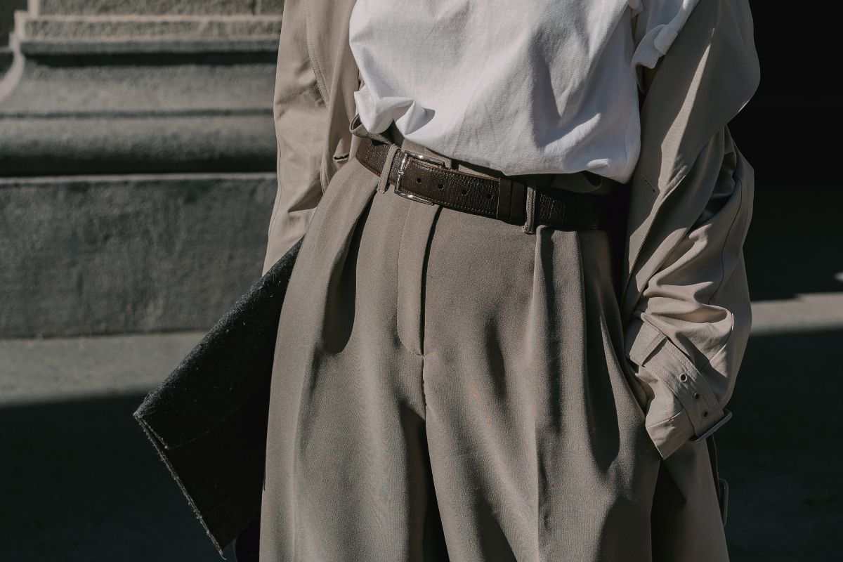 ragazza con outfit elegante