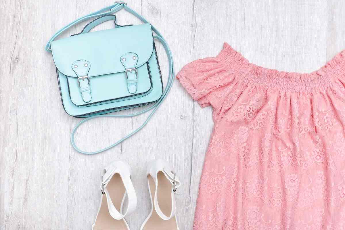 abito rosa, borsa e sandaletti