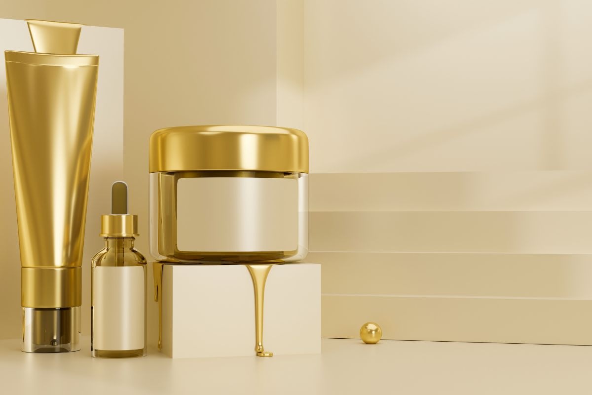 vari prodotti per la skincare con confezione oro
