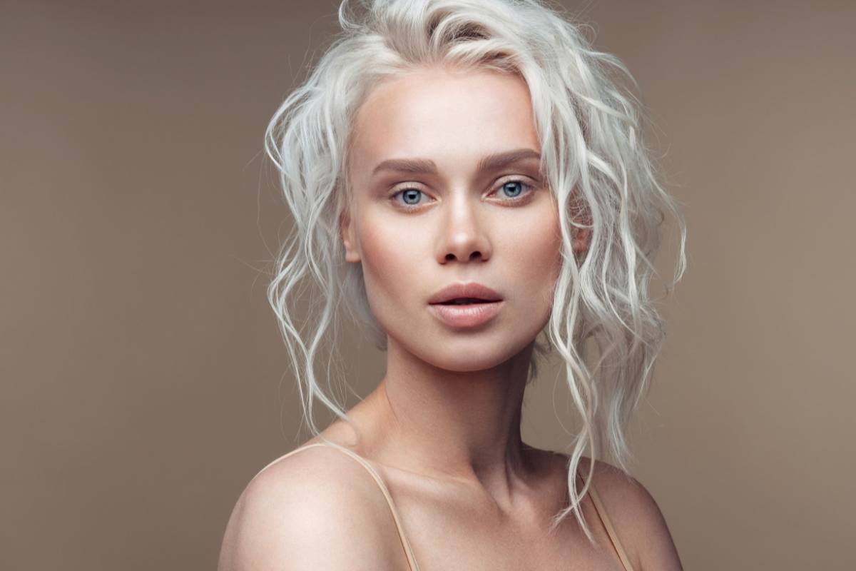 donna con capelli biondissimi e legati
