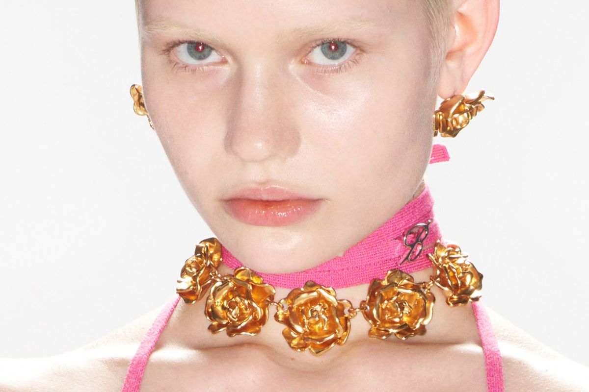 modella con collana BlueMarine