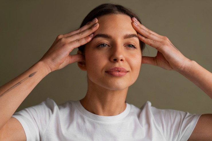 ragazza che pratica yoga face