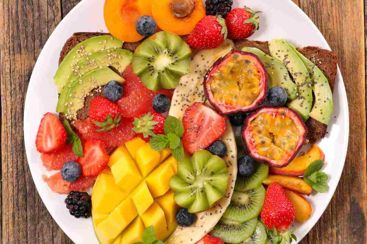 piatto con vari tipi di frutta fresca tagliata