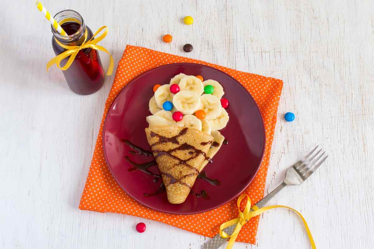 piatto rosso con crepes e banana