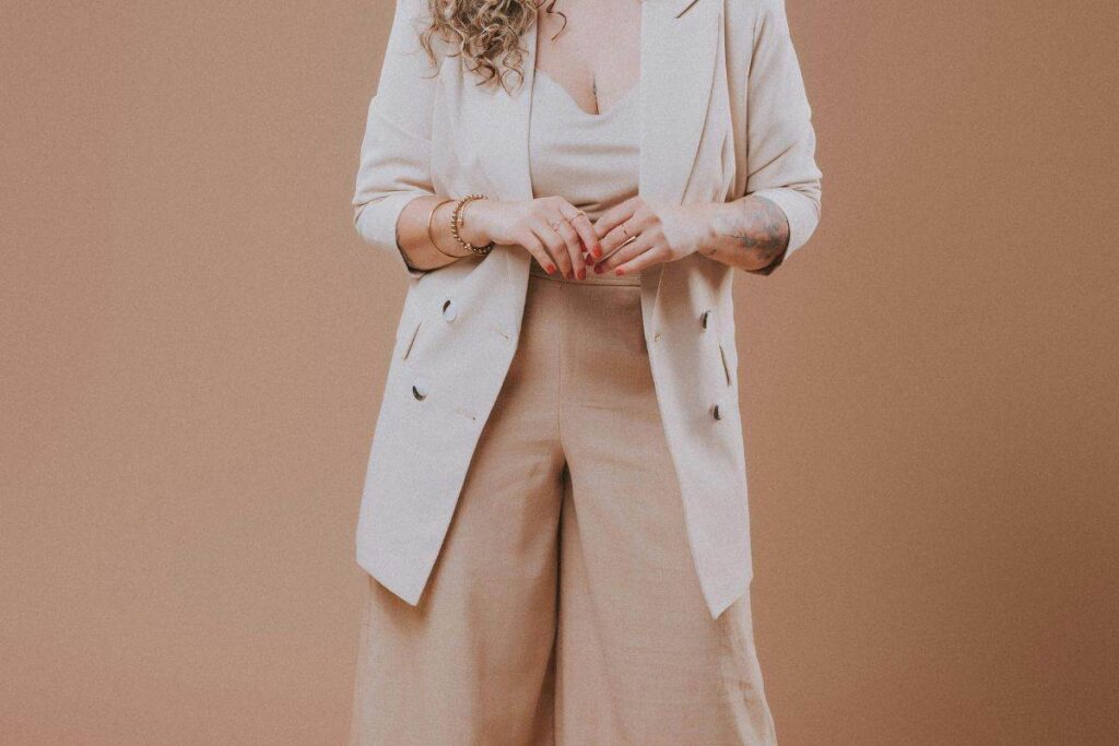 ragazza in posa con outfit abbinato