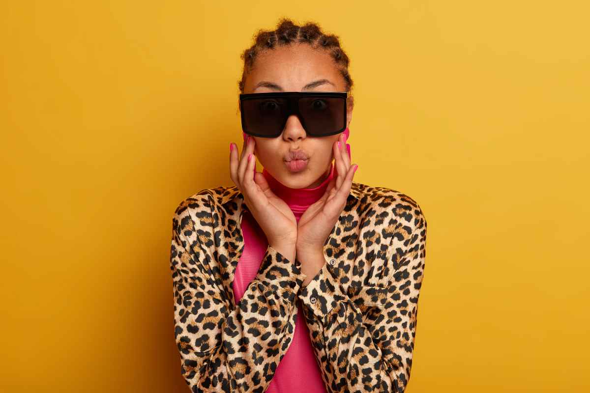 ragazza con occhiali da sole e giacca stampa animalier