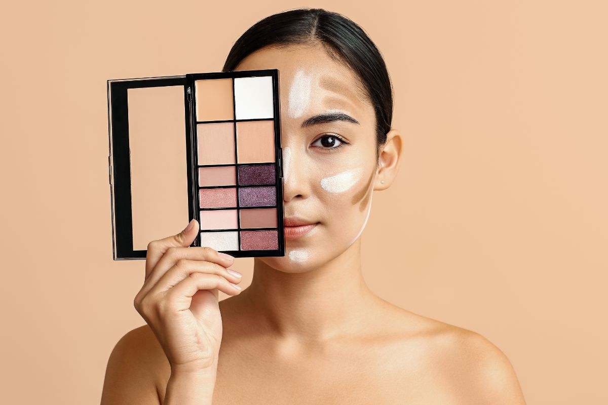ragazza con palette di colori per contouring